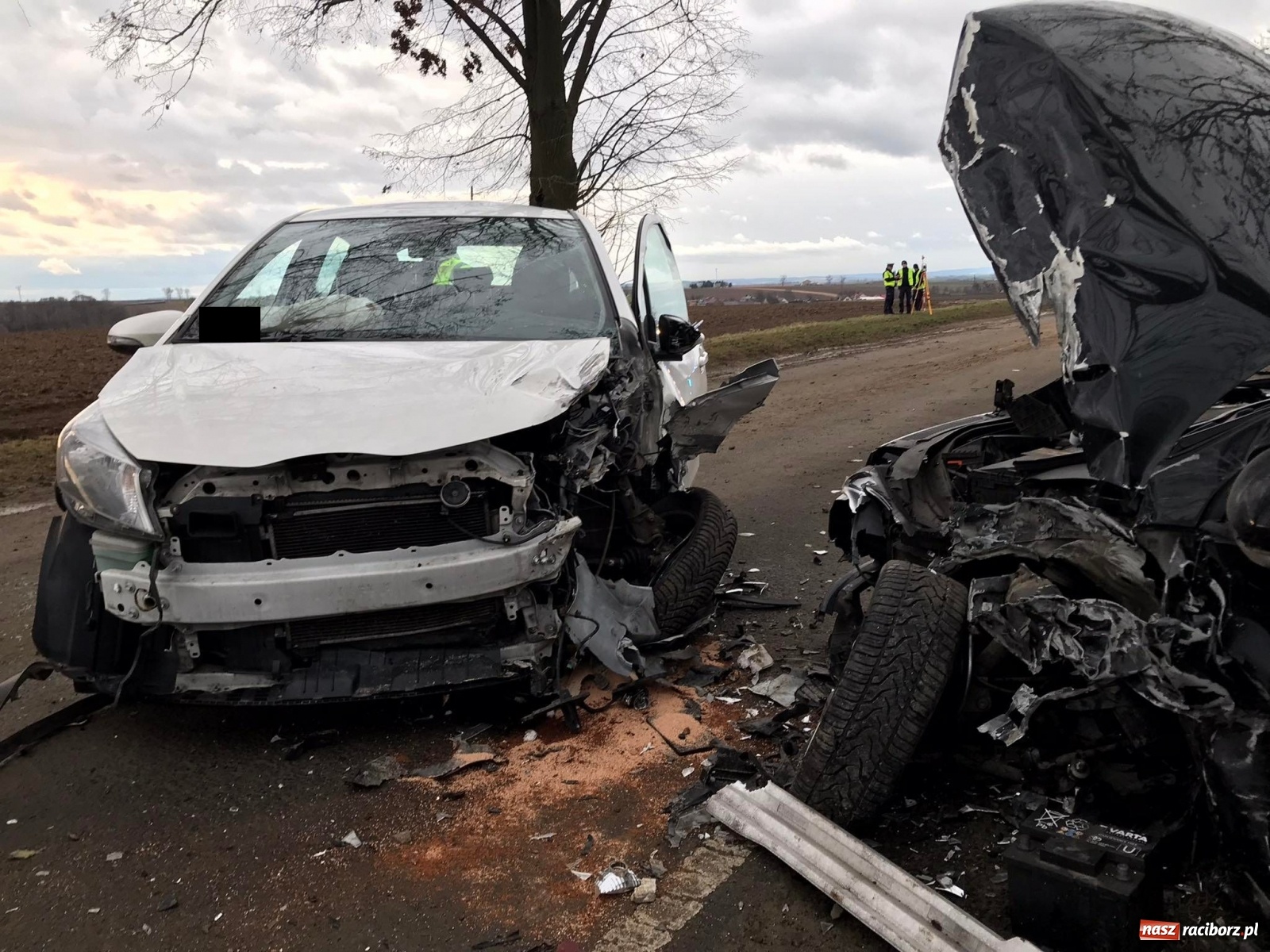 Zdjęcie w galerii na portalu naszraciborz.pl: Czołowe zderzenie w Kornicach. Trzy osoby w szpitalu wiadomości z regionu