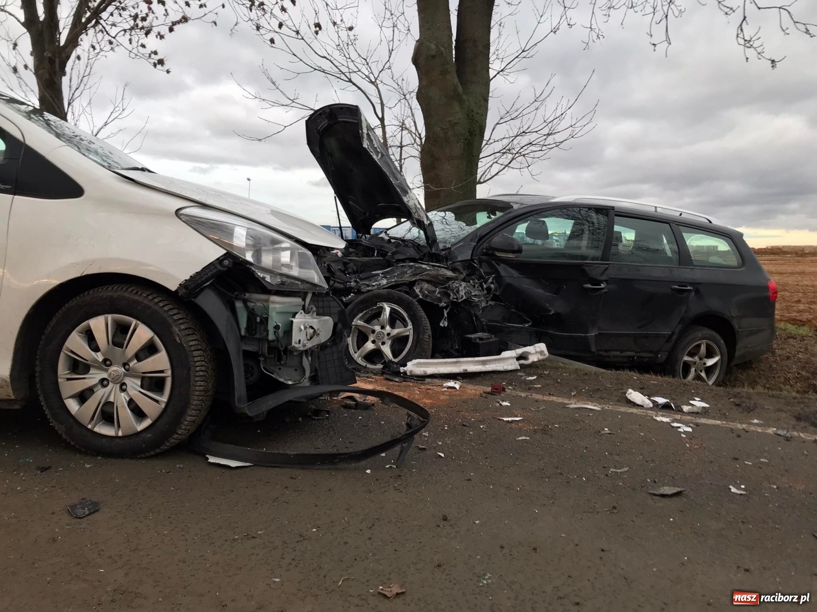 Zdjęcie w galerii na portalu naszraciborz.pl: Czołowe zderzenie w Kornicach. Trzy osoby w szpitalu wiadomości z regionu