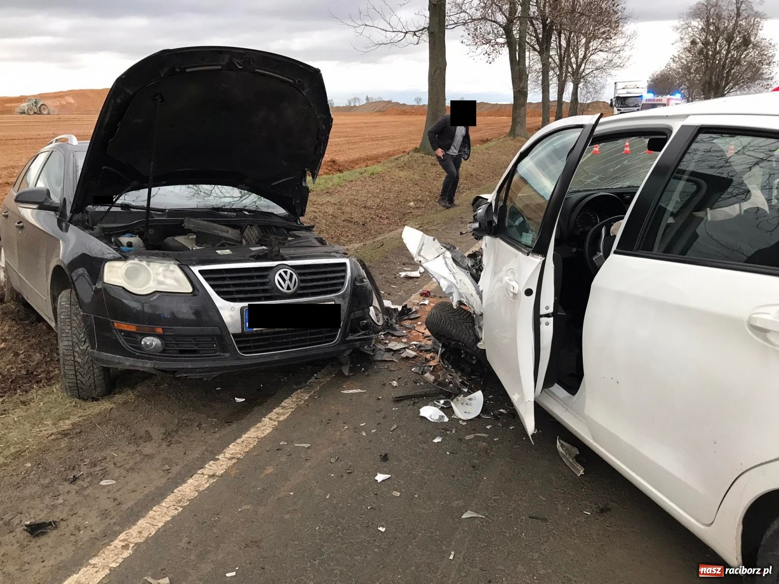Zdjęcie w galerii na portalu naszraciborz.pl: Czołowe zderzenie w Kornicach. Trzy osoby w szpitalu wiadomości z regionu