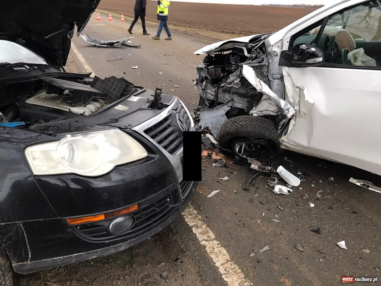 Zdjęcie w galerii na portalu naszraciborz.pl: Czołowe zderzenie w Kornicach. Trzy osoby w szpitalu wiadomości z regionu