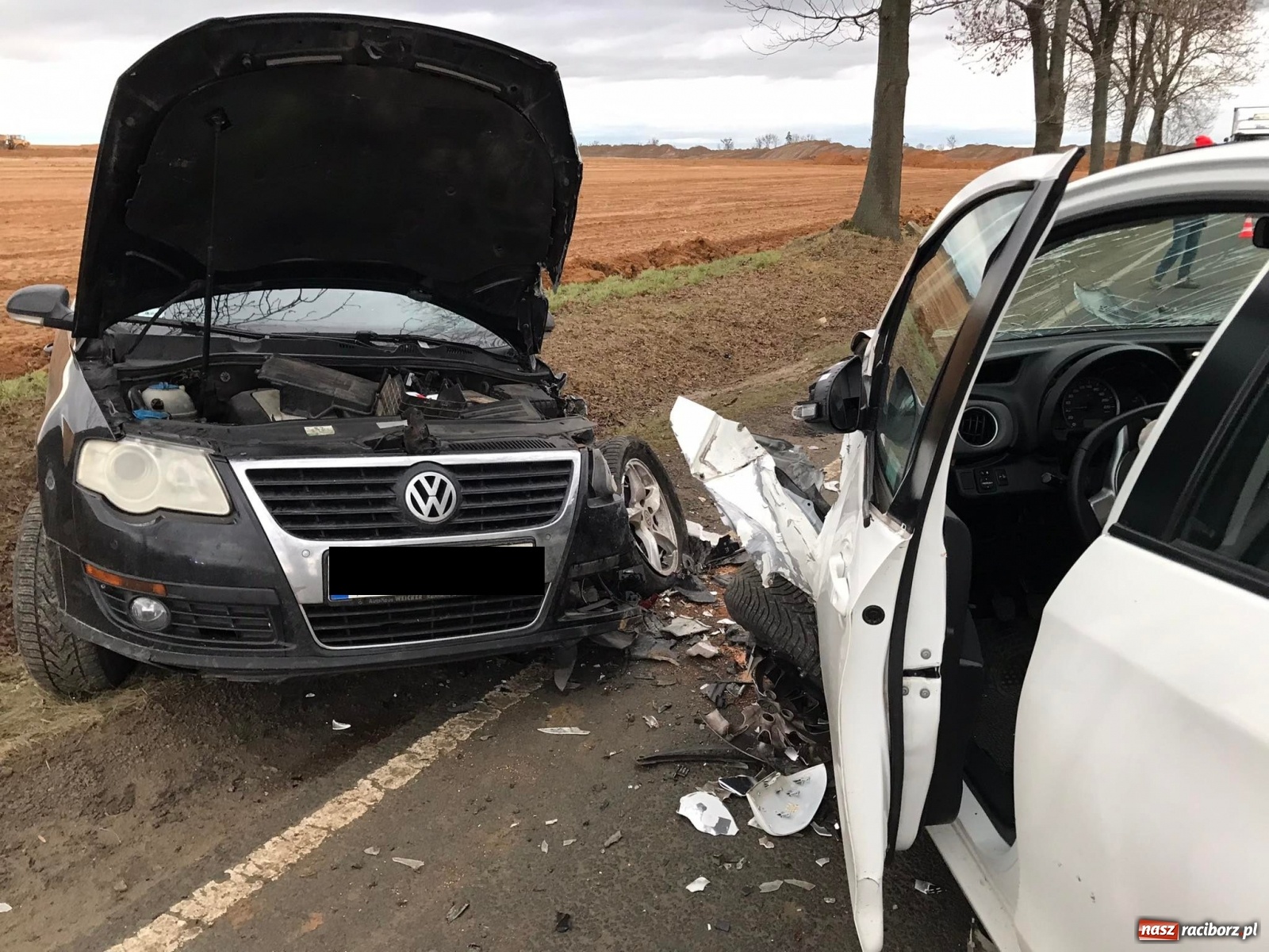 Zdjęcie w galerii na portalu naszraciborz.pl: Czołowe zderzenie w Kornicach. Trzy osoby w szpitalu wiadomości z regionu