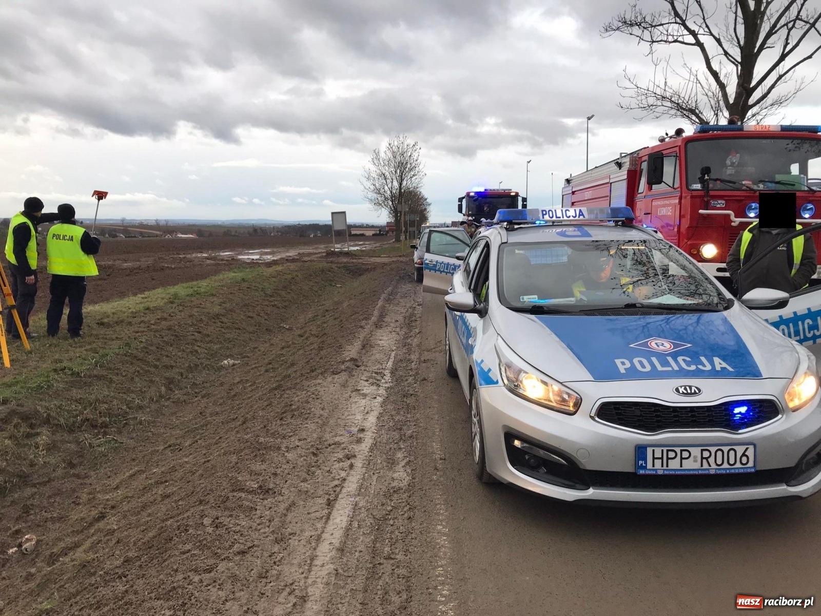 Zdjęcie w galerii na portalu naszraciborz.pl: Czołowe zderzenie w Kornicach. Trzy osoby w szpitalu wiadomości z regionu