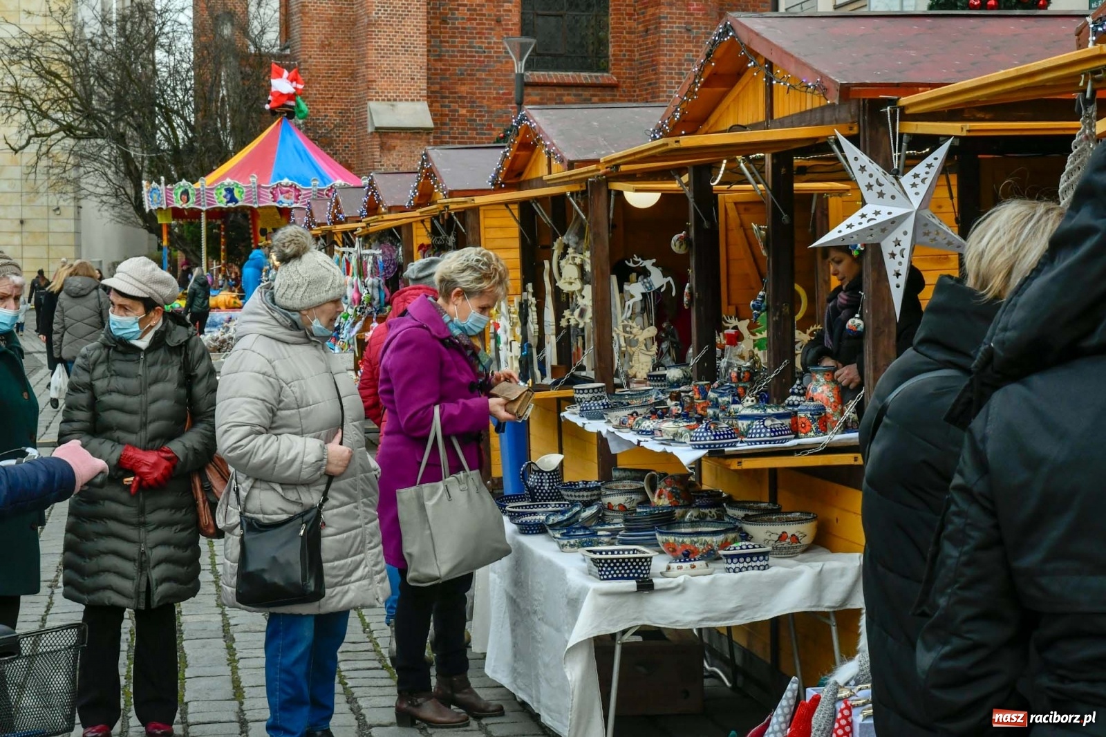 Zdjęcie w galerii na portalu naszraciborz.pl: Na słodko i śląską nutę. Ruszył raciborski jarmark [FOTO i WIDEO] wiadomości z regionu