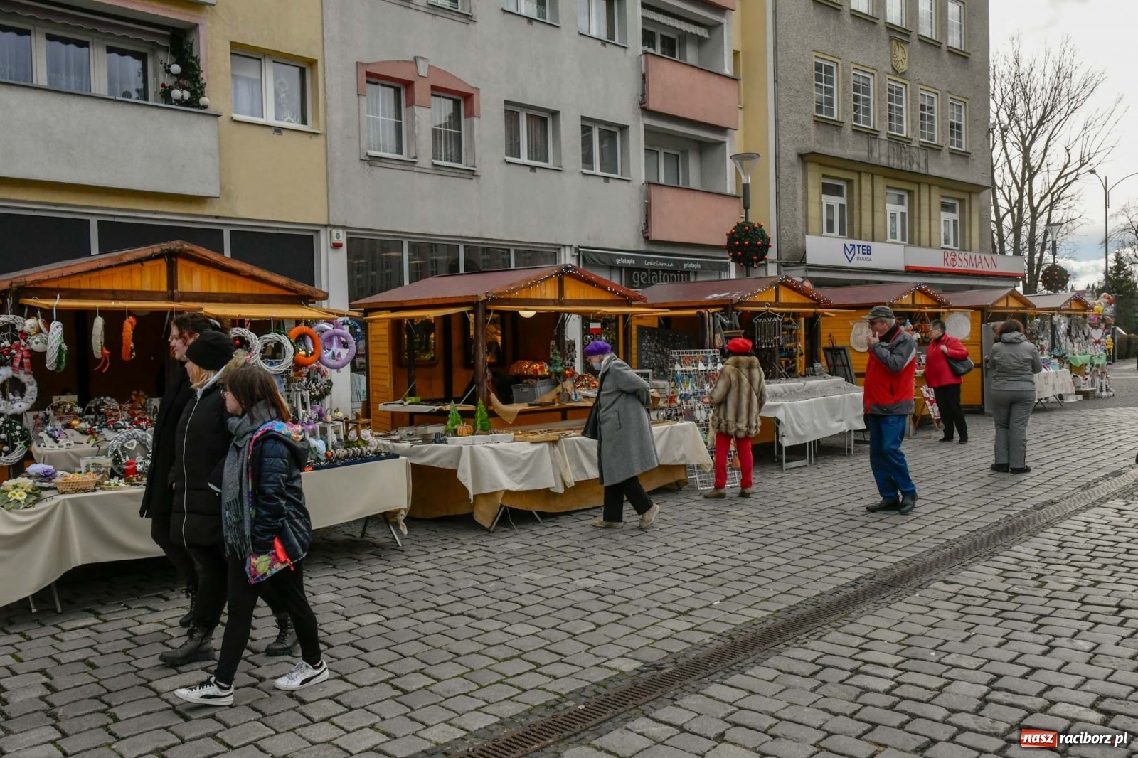 Zdjęcie w galerii na portalu naszraciborz.pl: Na słodko i śląską nutę. Ruszył raciborski jarmark [FOTO i WIDEO] wiadomości z regionu