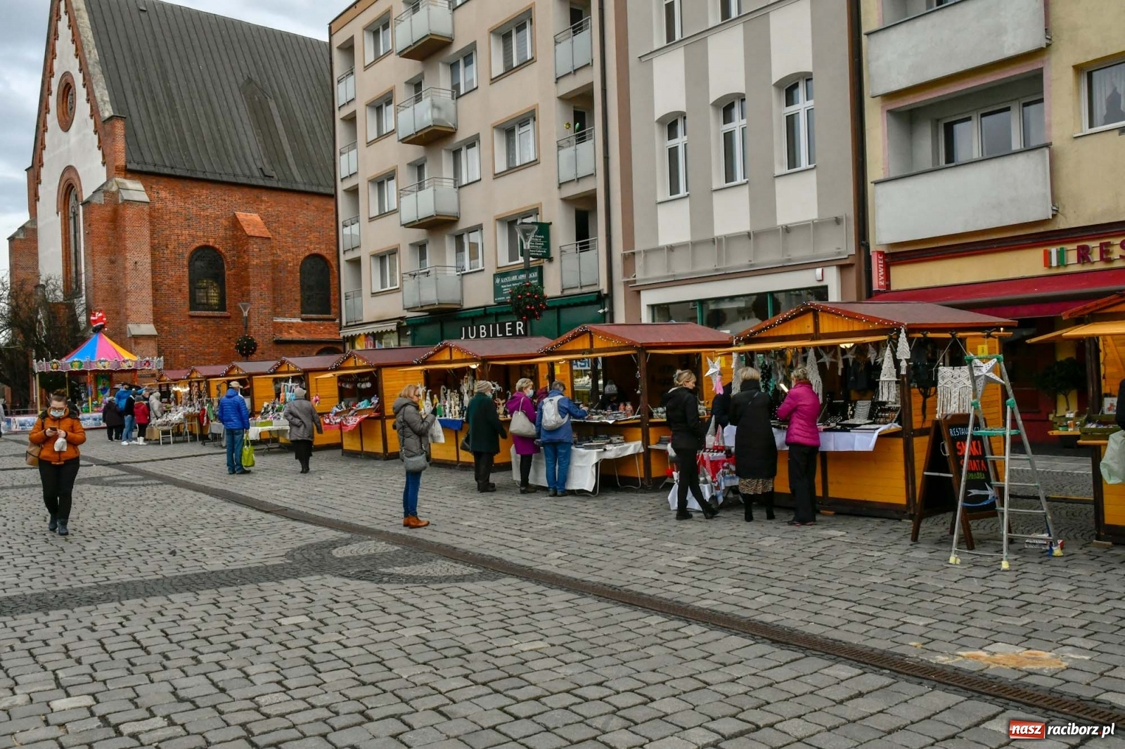 Zdjęcie w galerii na portalu naszraciborz.pl: Na słodko i śląską nutę. Ruszył raciborski jarmark [FOTO i WIDEO] wiadomości z regionu