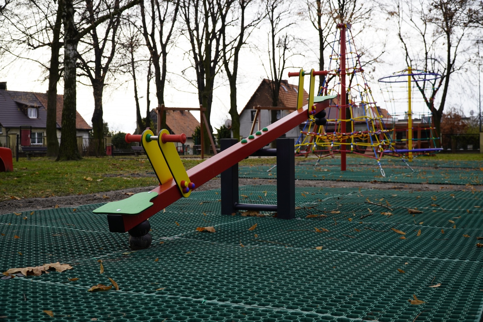 Zdjęcie w galerii na portalu naszraciborz.pl: Kolejne place zabaw w Raciborzu doposażone wiadomości z regionu