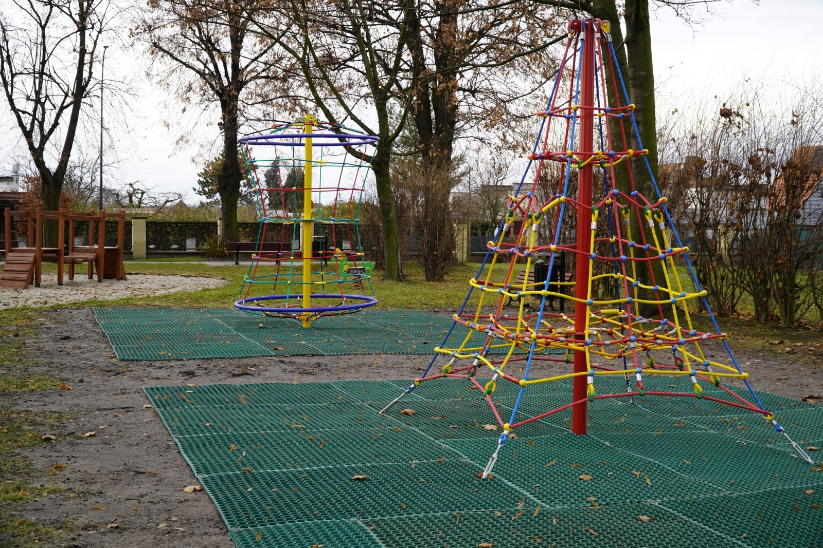 Zdjęcie w galerii na portalu naszraciborz.pl: Kolejne place zabaw w Raciborzu doposażone wiadomości z regionu