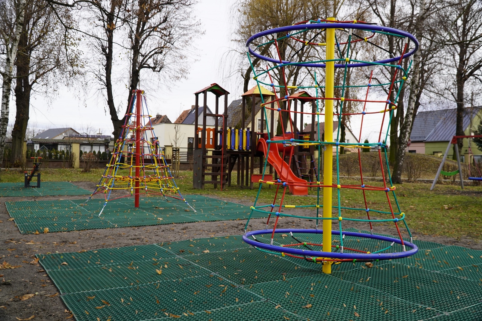 Zdjęcie w galerii na portalu naszraciborz.pl: Kolejne place zabaw w Raciborzu doposażone wiadomości z regionu