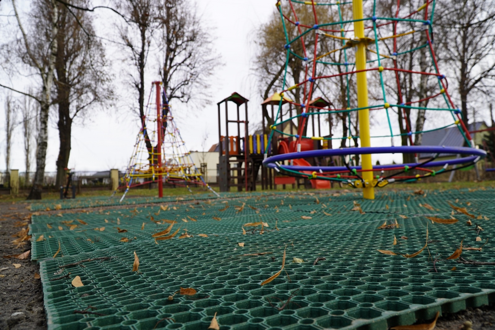 Zdjęcie w galerii na portalu naszraciborz.pl: Kolejne place zabaw w Raciborzu doposażone wiadomości z regionu