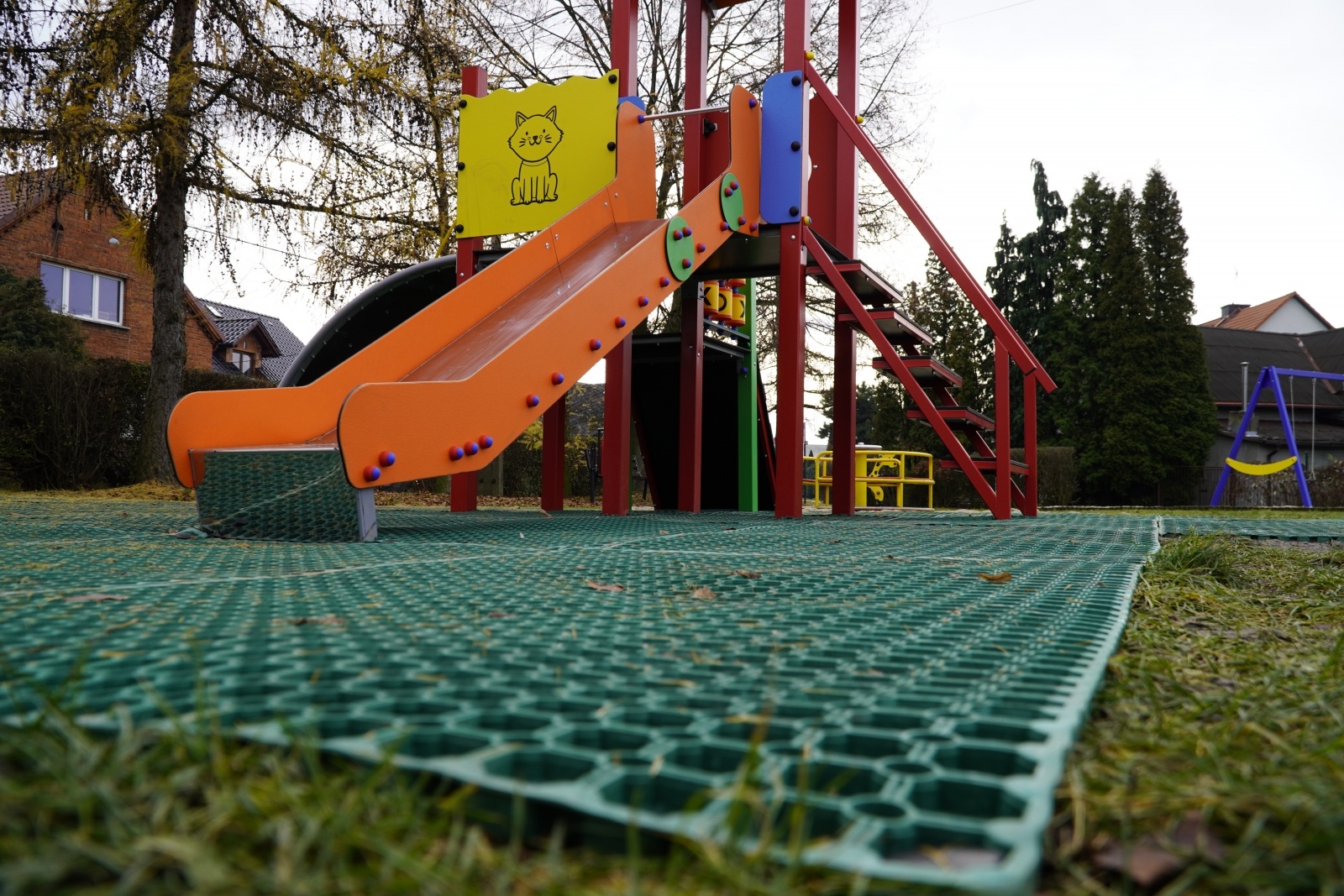 Zdjęcie w galerii na portalu naszraciborz.pl: Kolejne place zabaw w Raciborzu doposażone wiadomości z regionu