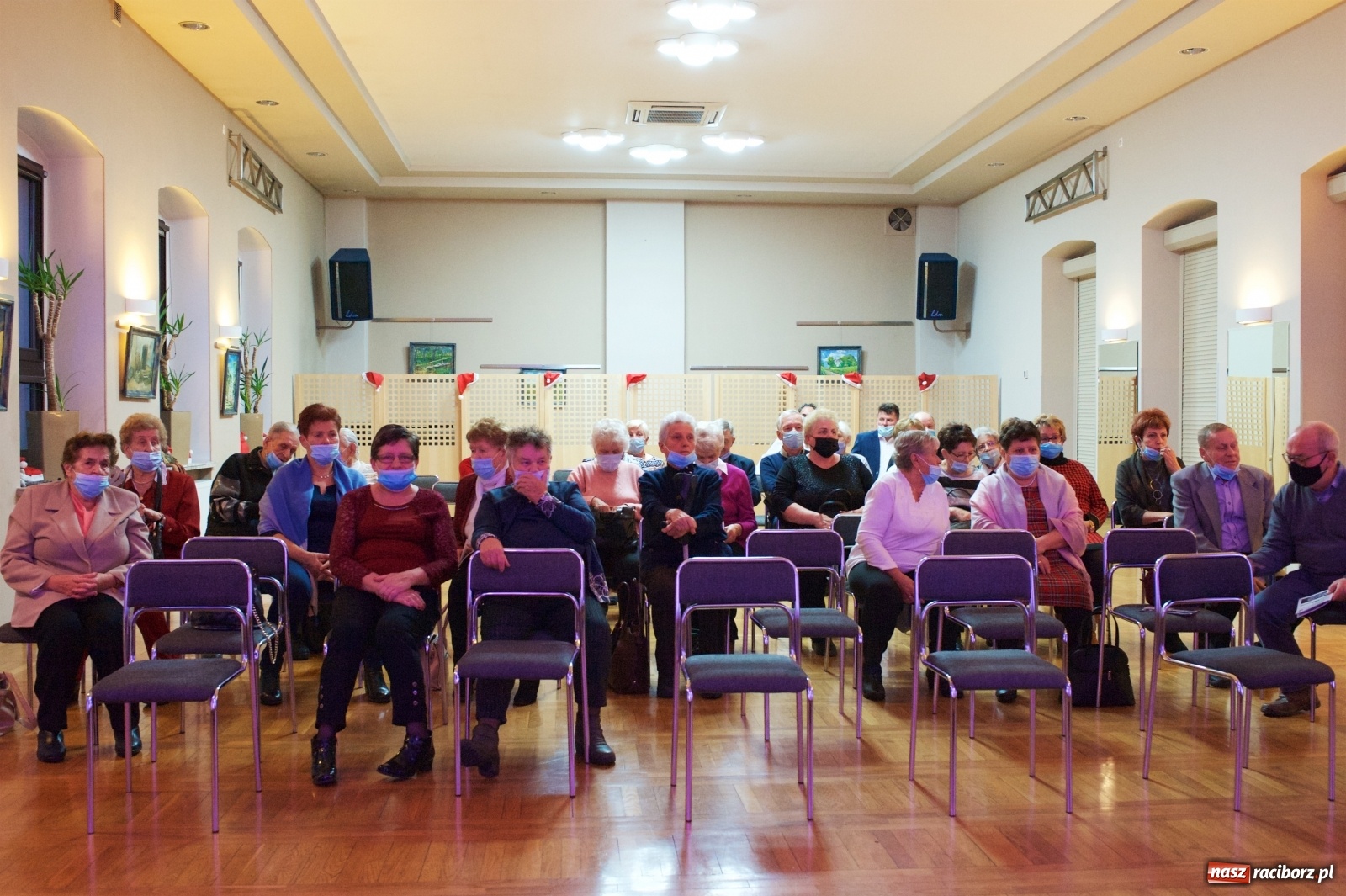 Zdjęcie w galerii na portalu naszraciborz.pl: Mikołajkowe spotkanie w DFK Tworków wiadomości z regionu