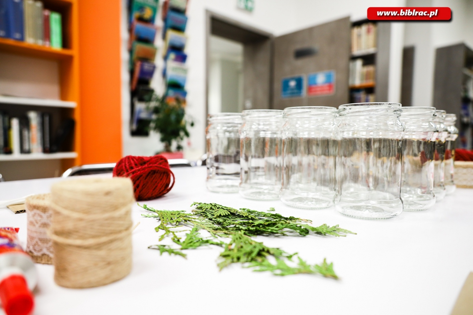 Zdjęcie w galerii na portalu naszraciborz.pl: Eko ozdoby. Warsztaty z Anną Jaklewicz w raciborskiej bibliotece [FOTO] wiadomości z regionu