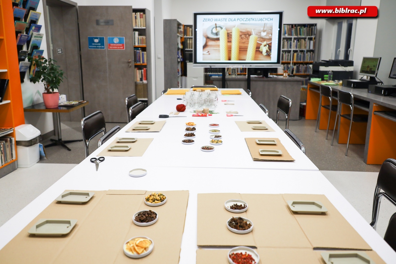 Zdjęcie w galerii na portalu naszraciborz.pl: Eko ozdoby. Warsztaty z Anną Jaklewicz w raciborskiej bibliotece [FOTO] wiadomości z regionu