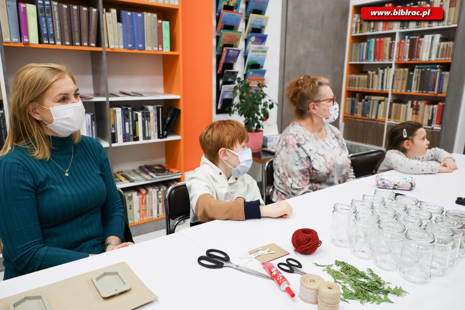 Zdjęcie w galerii na portalu naszraciborz.pl: Eko ozdoby. Warsztaty z Anną Jaklewicz w raciborskiej bibliotece [FOTO] wiadomości z regionu