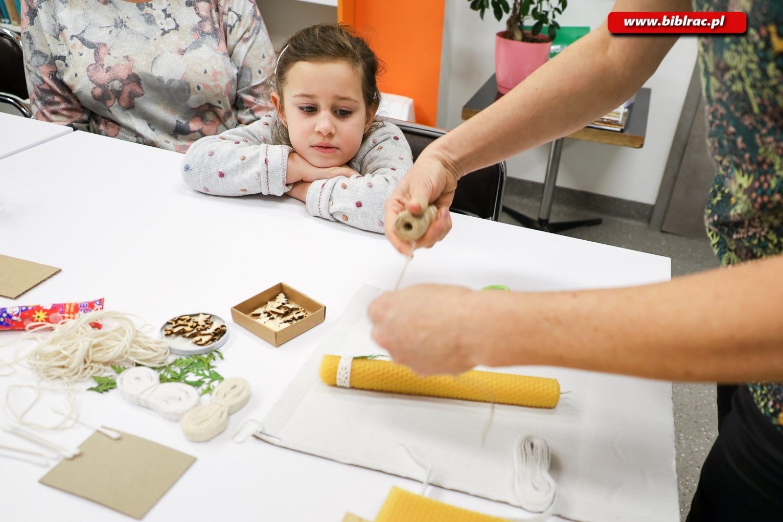 Zdjęcie w galerii na portalu naszraciborz.pl: Eko ozdoby. Warsztaty z Anną Jaklewicz w raciborskiej bibliotece [FOTO] wiadomości z regionu