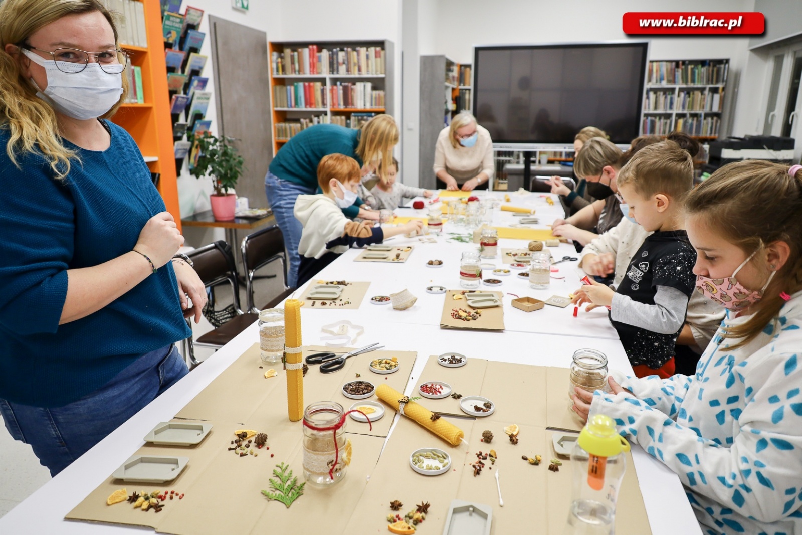 Zdjęcie w galerii na portalu naszraciborz.pl: Eko ozdoby. Warsztaty z Anną Jaklewicz w raciborskiej bibliotece [FOTO] wiadomości z regionu