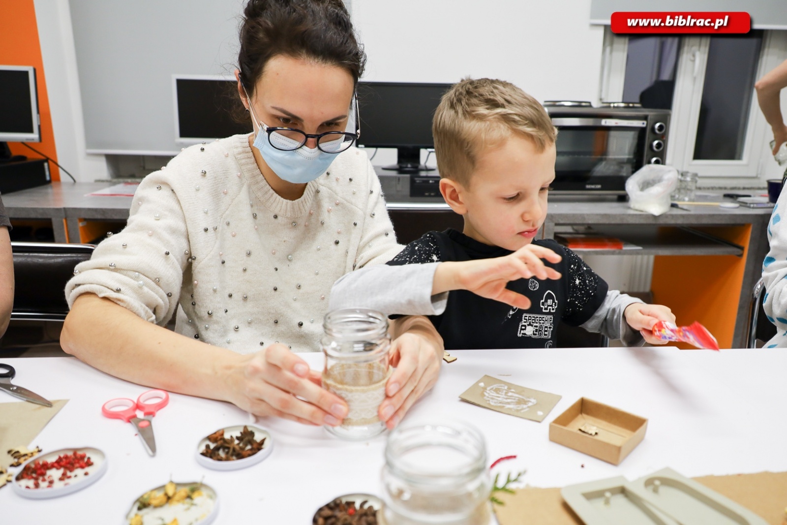Zdjęcie w galerii na portalu naszraciborz.pl: Eko ozdoby. Warsztaty z Anną Jaklewicz w raciborskiej bibliotece [FOTO] wiadomości z regionu