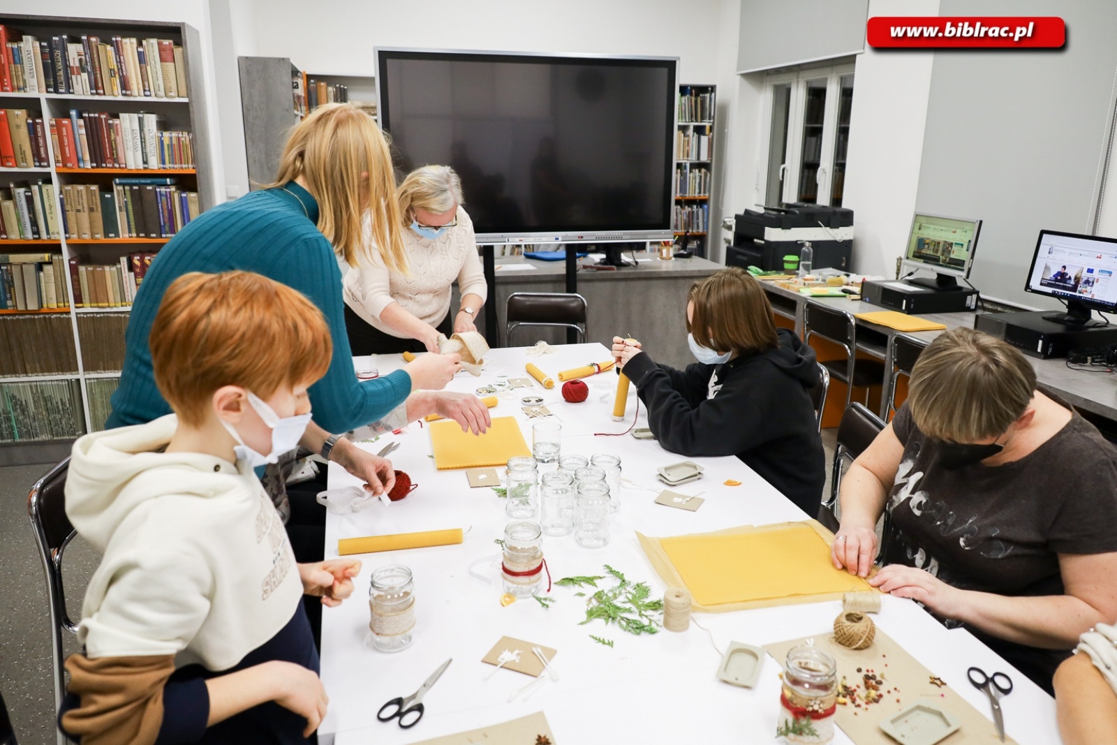 Zdjęcie w galerii na portalu naszraciborz.pl: Eko ozdoby. Warsztaty z Anną Jaklewicz w raciborskiej bibliotece [FOTO] wiadomości z regionu