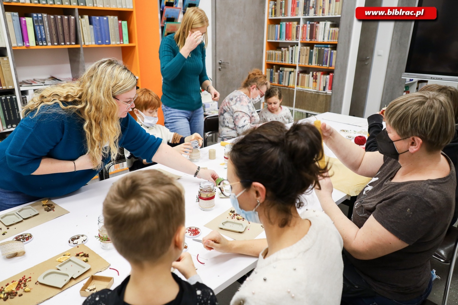 Zdjęcie w galerii na portalu naszraciborz.pl: Eko ozdoby. Warsztaty z Anną Jaklewicz w raciborskiej bibliotece [FOTO] wiadomości z regionu
