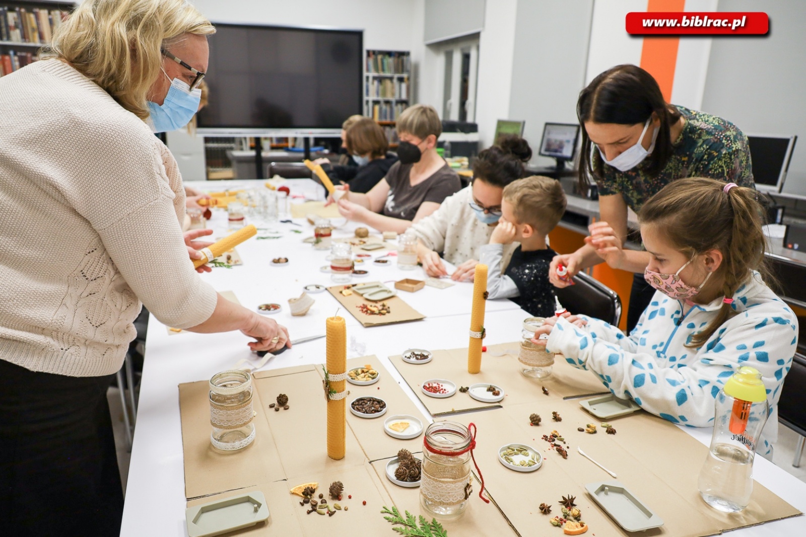 Zdjęcie w galerii na portalu naszraciborz.pl: Eko ozdoby. Warsztaty z Anną Jaklewicz w raciborskiej bibliotece [FOTO] wiadomości z regionu