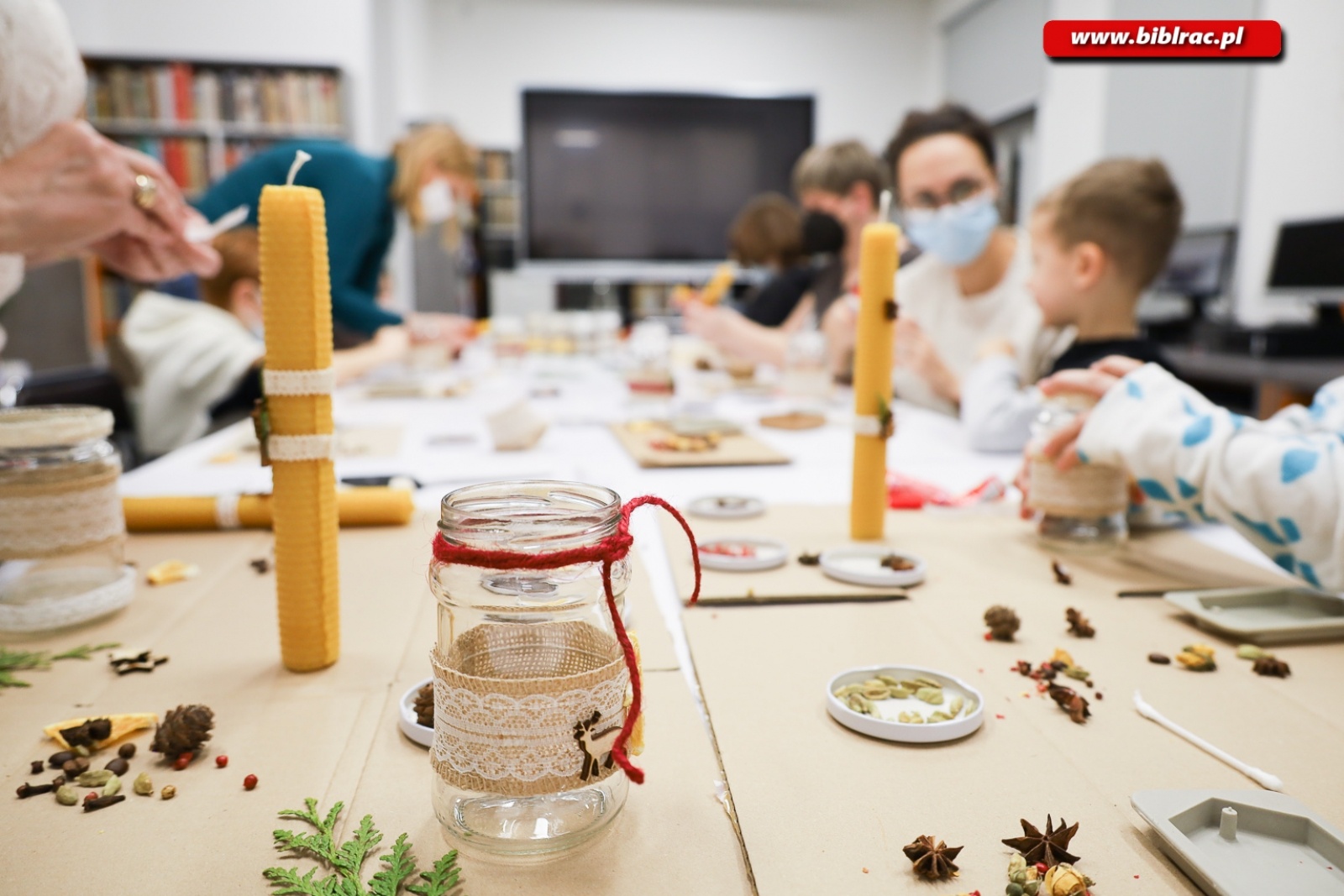 Zdjęcie w galerii na portalu naszraciborz.pl: Eko ozdoby. Warsztaty z Anną Jaklewicz w raciborskiej bibliotece [FOTO] wiadomości z regionu