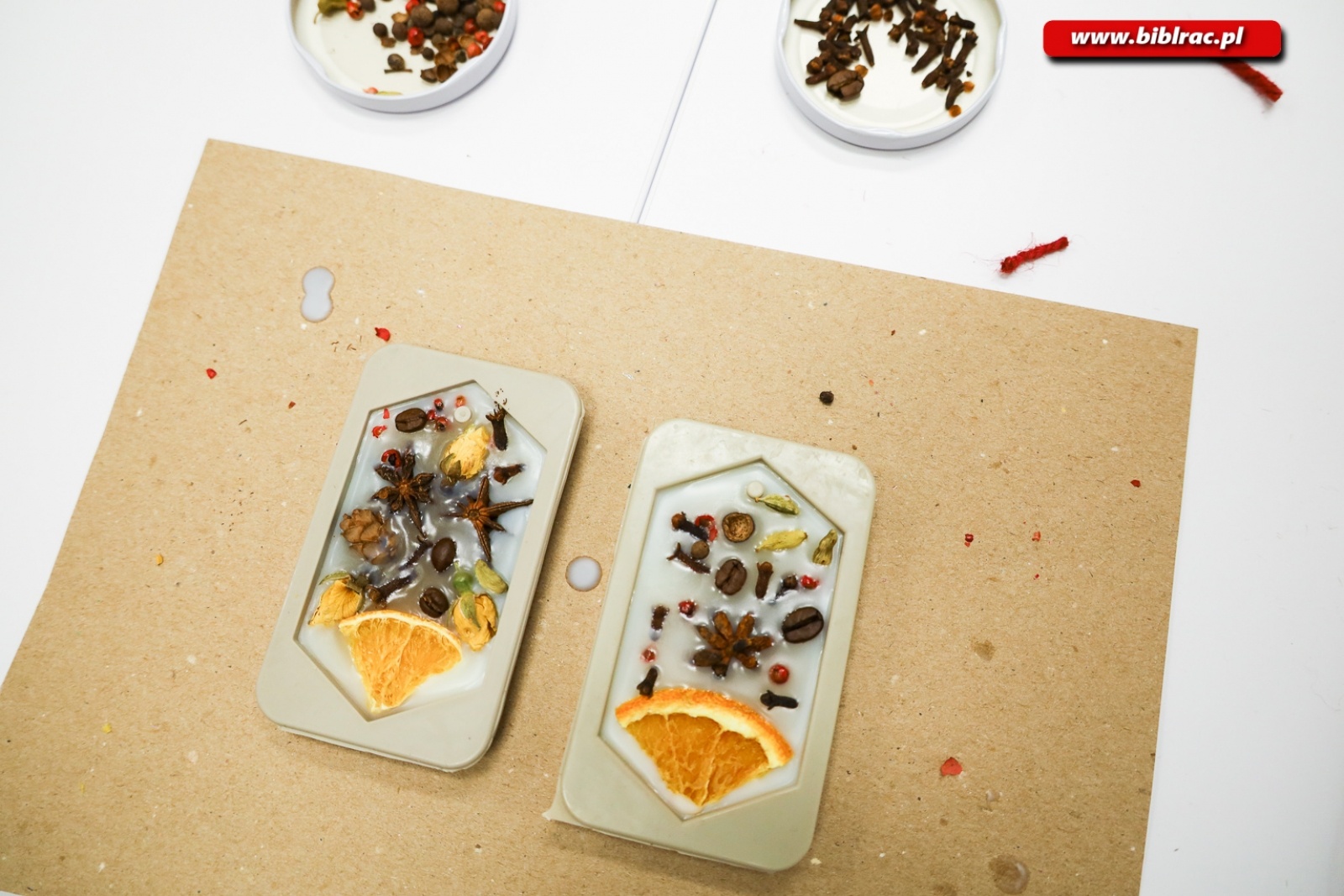 Zdjęcie w galerii na portalu naszraciborz.pl: Eko ozdoby. Warsztaty z Anną Jaklewicz w raciborskiej bibliotece [FOTO] wiadomości z regionu