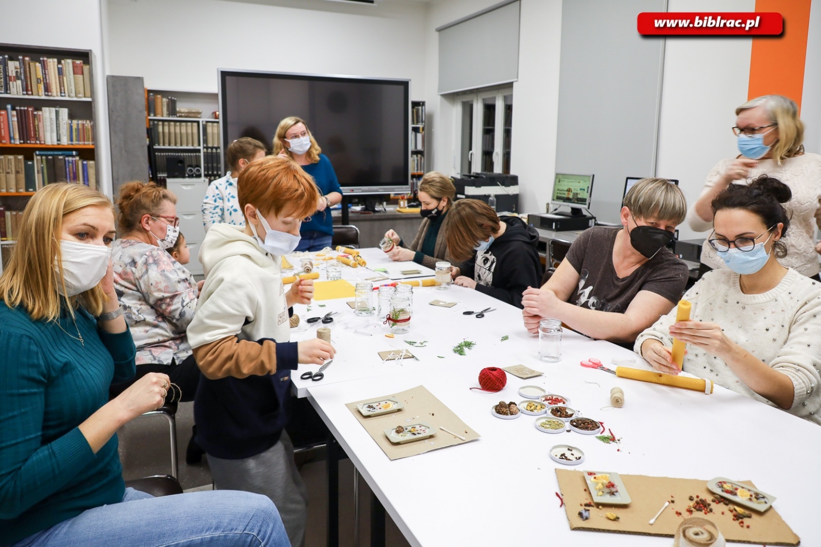 Zdjęcie w galerii na portalu naszraciborz.pl: Eko ozdoby. Warsztaty z Anną Jaklewicz w raciborskiej bibliotece [FOTO] wiadomości z regionu