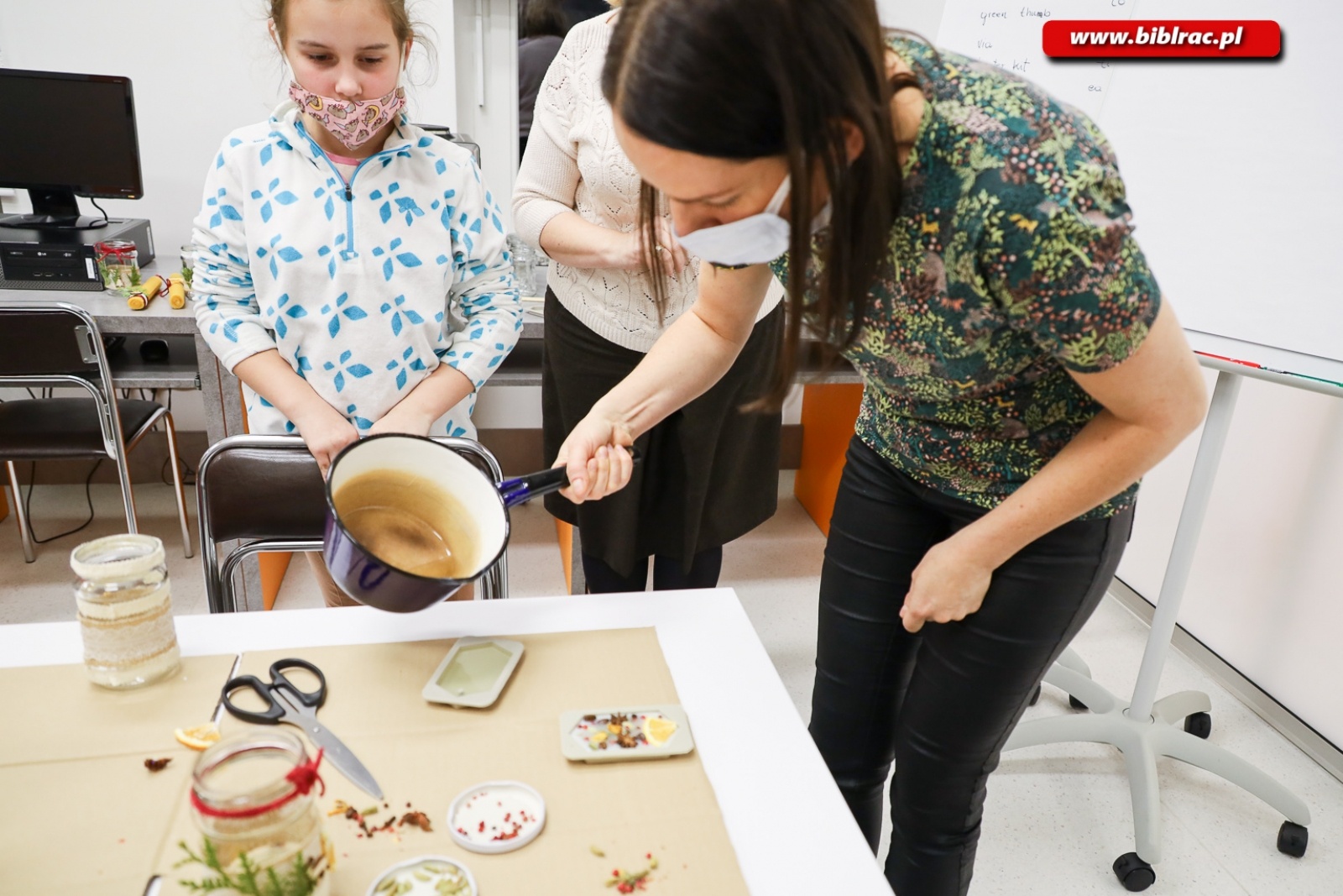Zdjęcie w galerii na portalu naszraciborz.pl: Eko ozdoby. Warsztaty z Anną Jaklewicz w raciborskiej bibliotece [FOTO] wiadomości z regionu