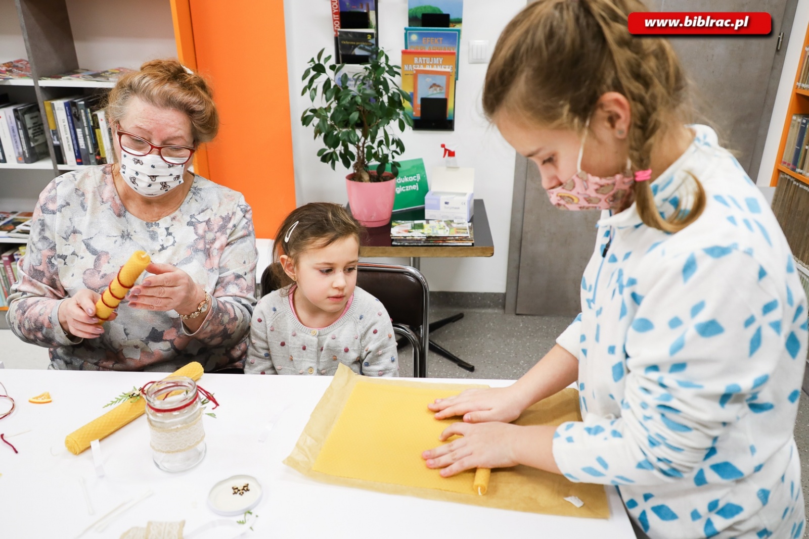Zdjęcie w galerii na portalu naszraciborz.pl: Eko ozdoby. Warsztaty z Anną Jaklewicz w raciborskiej bibliotece [FOTO] wiadomości z regionu