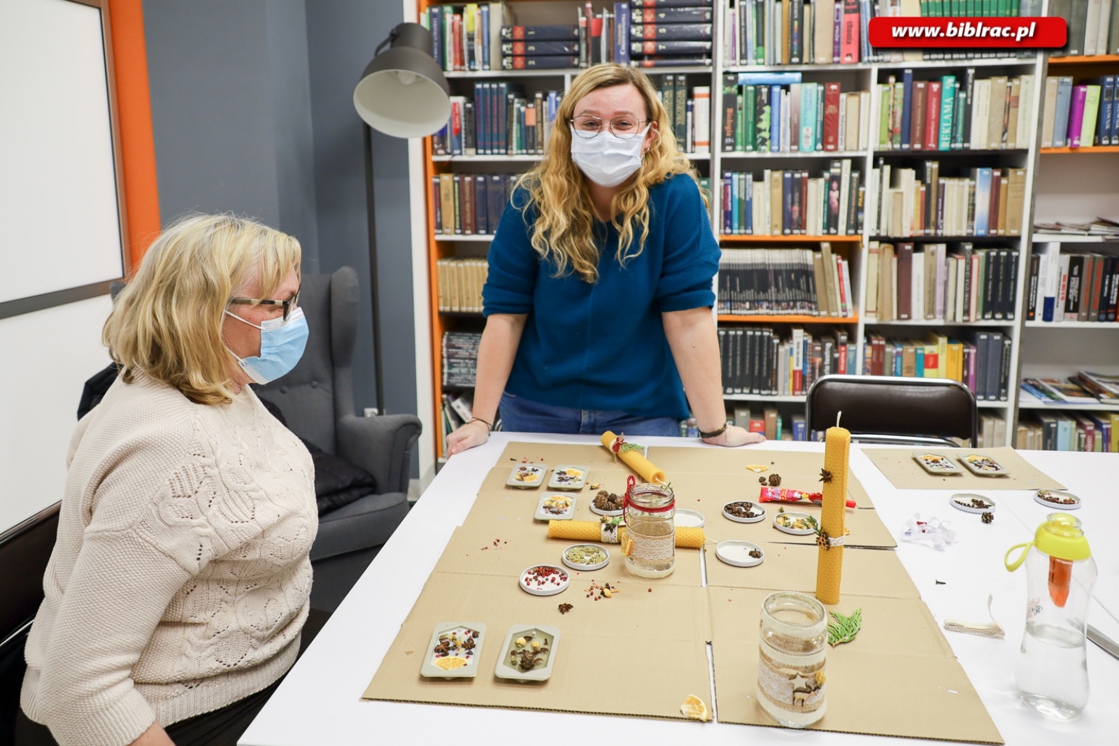Zdjęcie w galerii na portalu naszraciborz.pl: Eko ozdoby. Warsztaty z Anną Jaklewicz w raciborskiej bibliotece [FOTO] wiadomości z regionu