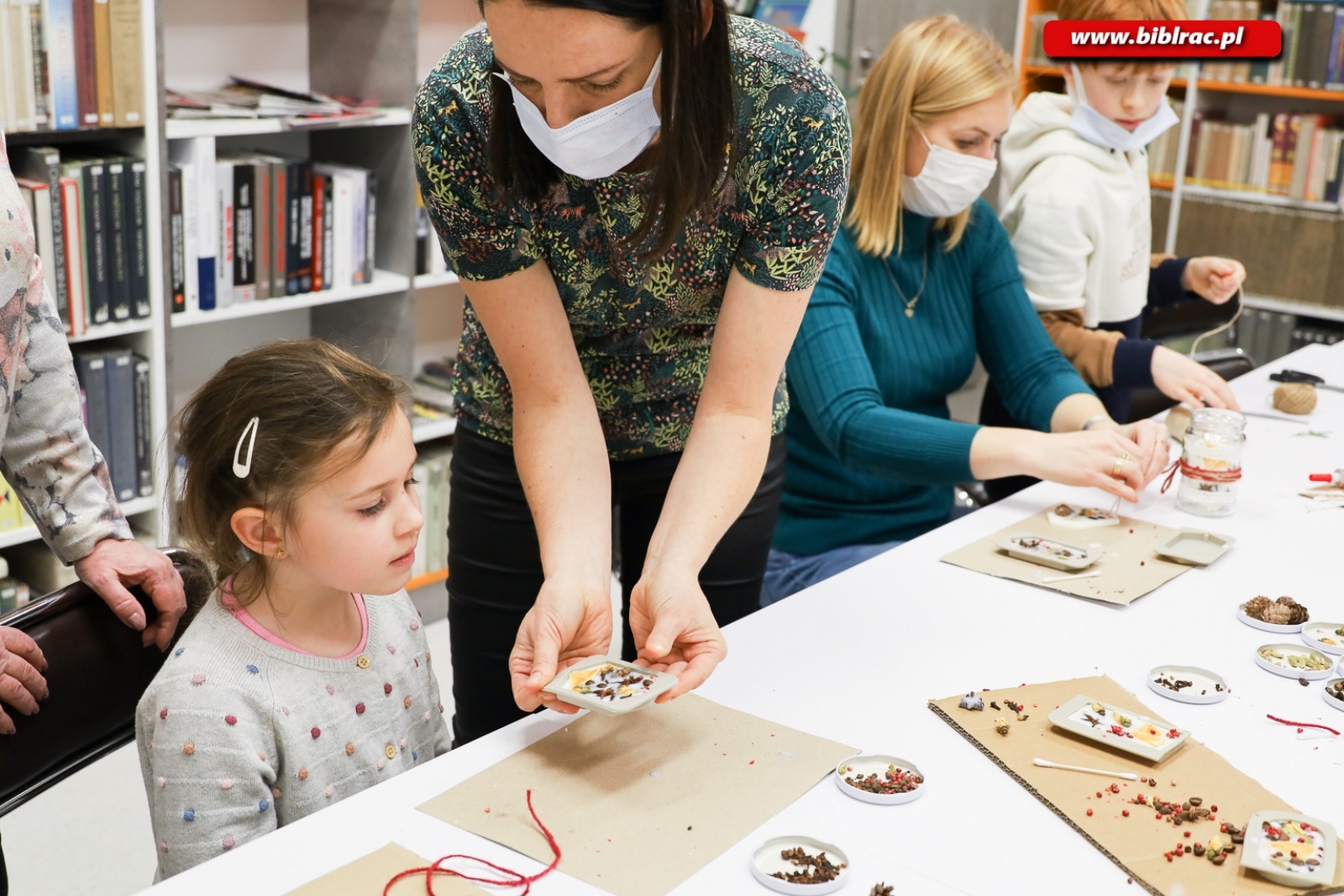 Zdjęcie w galerii na portalu naszraciborz.pl: Eko ozdoby. Warsztaty z Anną Jaklewicz w raciborskiej bibliotece [FOTO] wiadomości z regionu