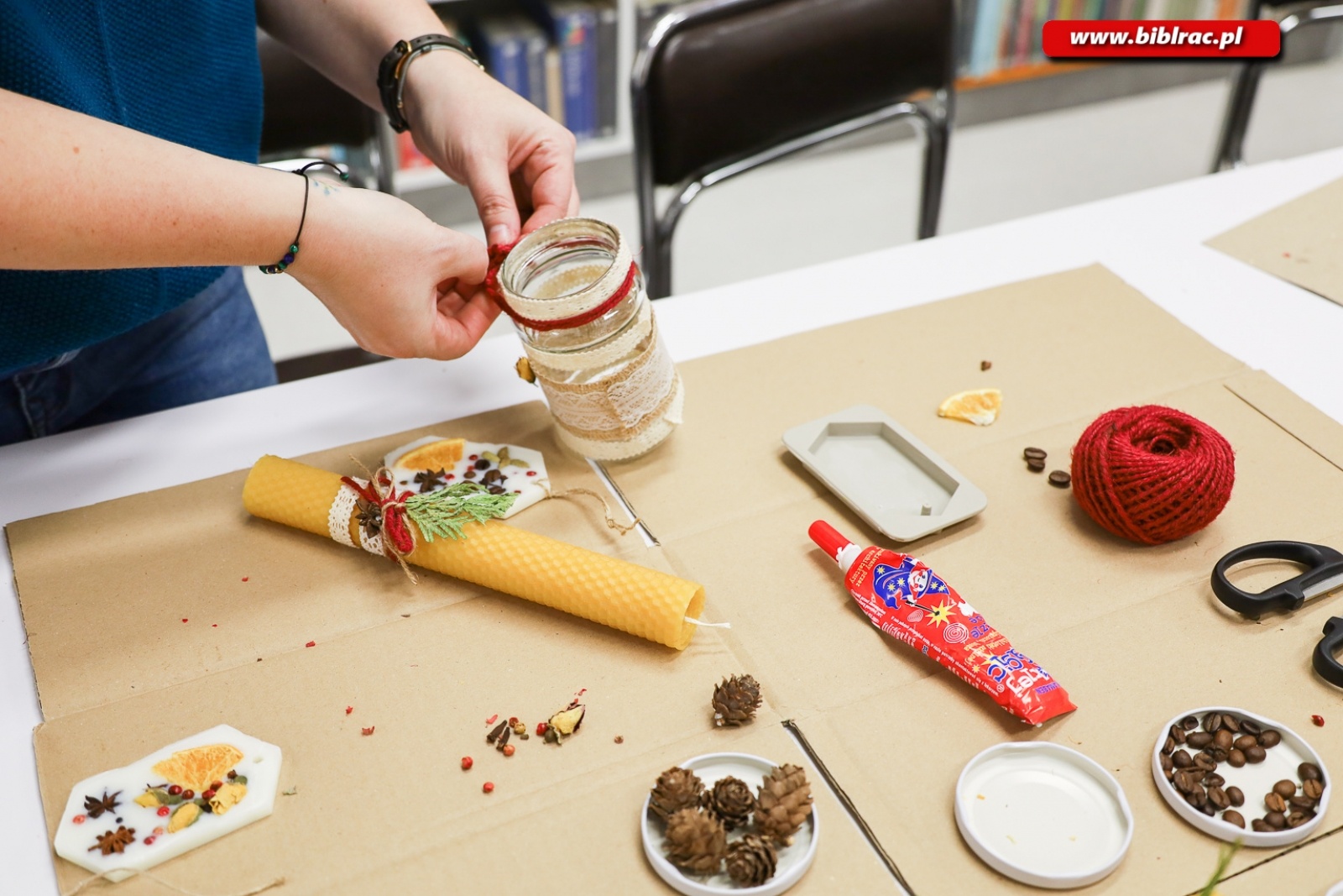 Zdjęcie w galerii na portalu naszraciborz.pl: Eko ozdoby. Warsztaty z Anną Jaklewicz w raciborskiej bibliotece [FOTO] wiadomości z regionu