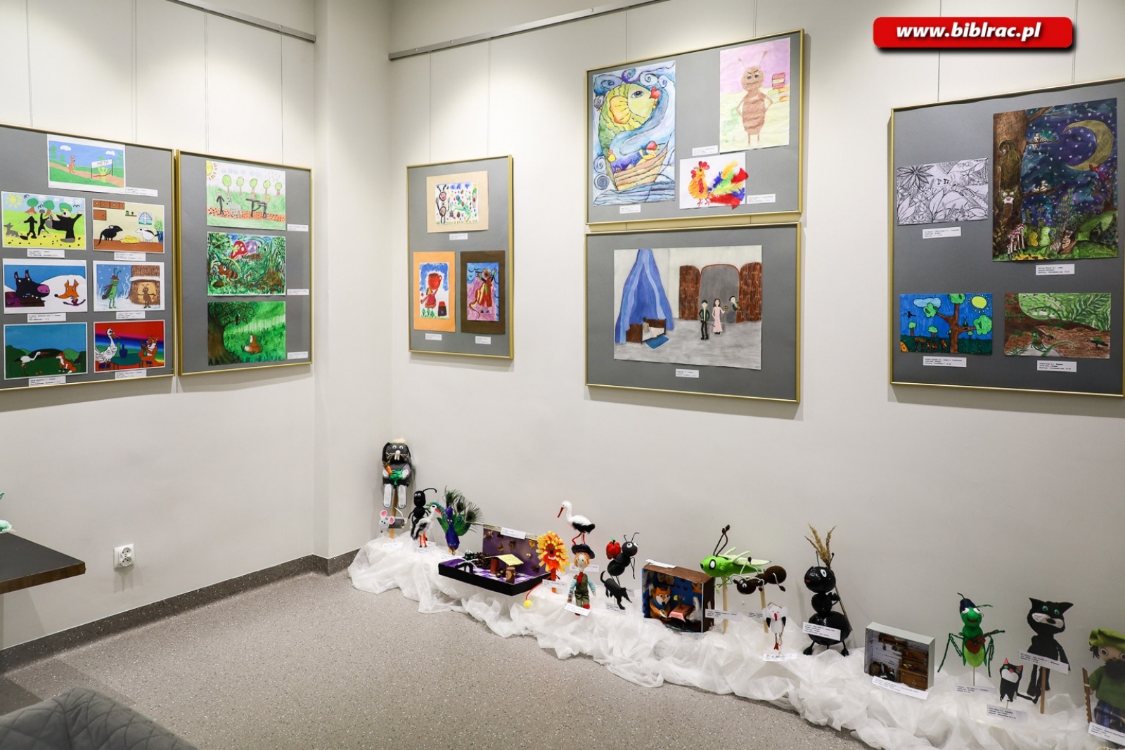 Zdjęcie w galerii na portalu naszraciborz.pl: W raciborskiej bibliotece rozdano nagrody w ogólnopolskim konkursie plastycznym wiadomości z regionu