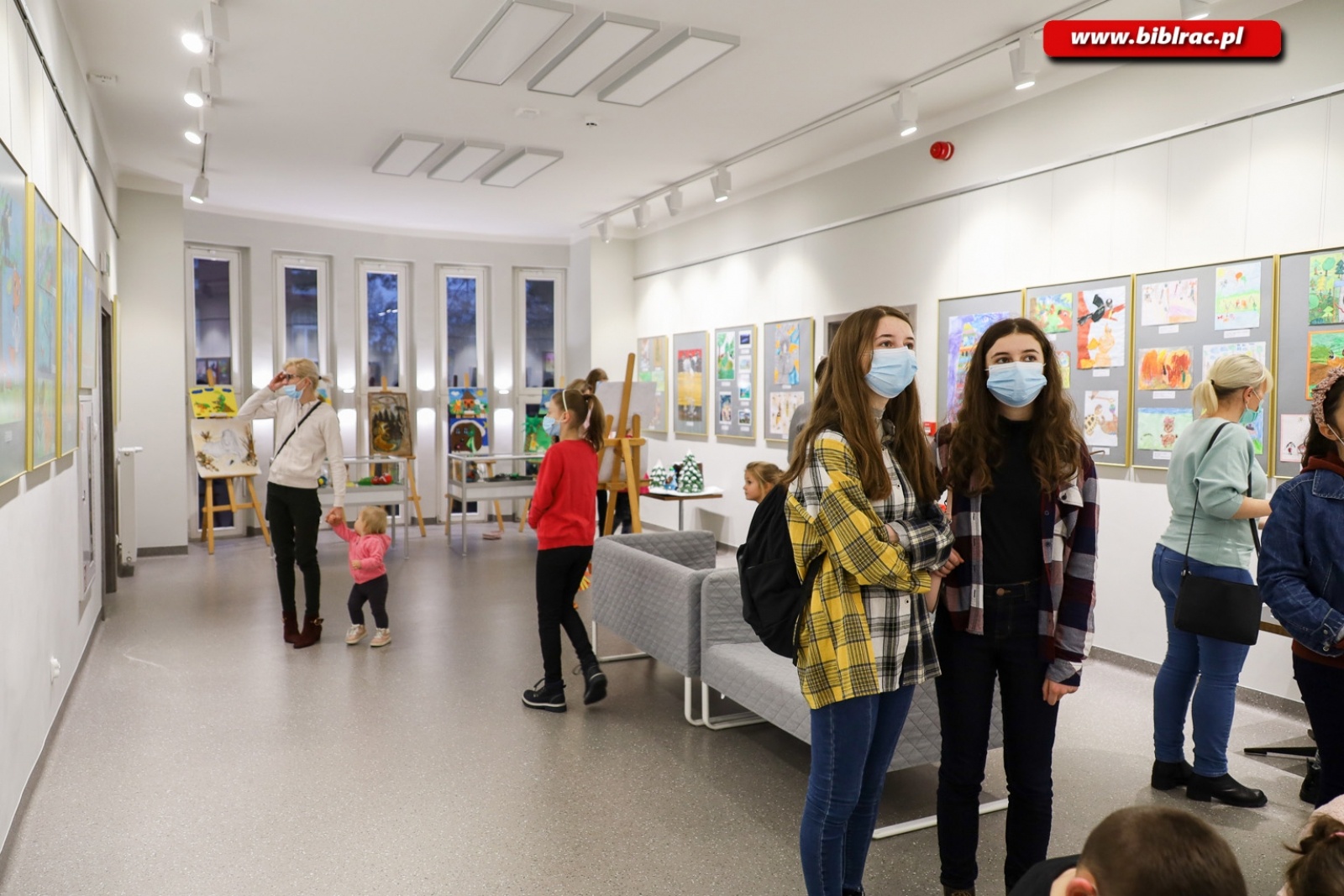 Zdjęcie w galerii na portalu naszraciborz.pl: W raciborskiej bibliotece rozdano nagrody w ogólnopolskim konkursie plastycznym wiadomości z regionu