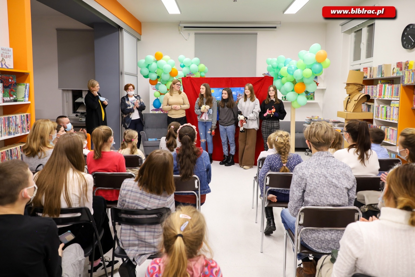 Zdjęcie w galerii na portalu naszraciborz.pl: W raciborskiej bibliotece rozdano nagrody w ogólnopolskim konkursie plastycznym wiadomości z regionu