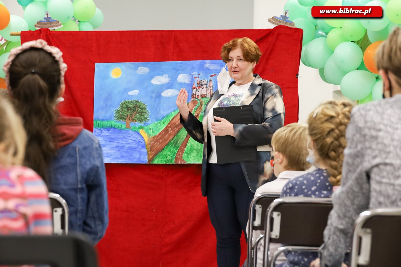 Zdjęcie w galerii na portalu naszraciborz.pl: W raciborskiej bibliotece rozdano nagrody w ogólnopolskim konkursie plastycznym wiadomości z regionu