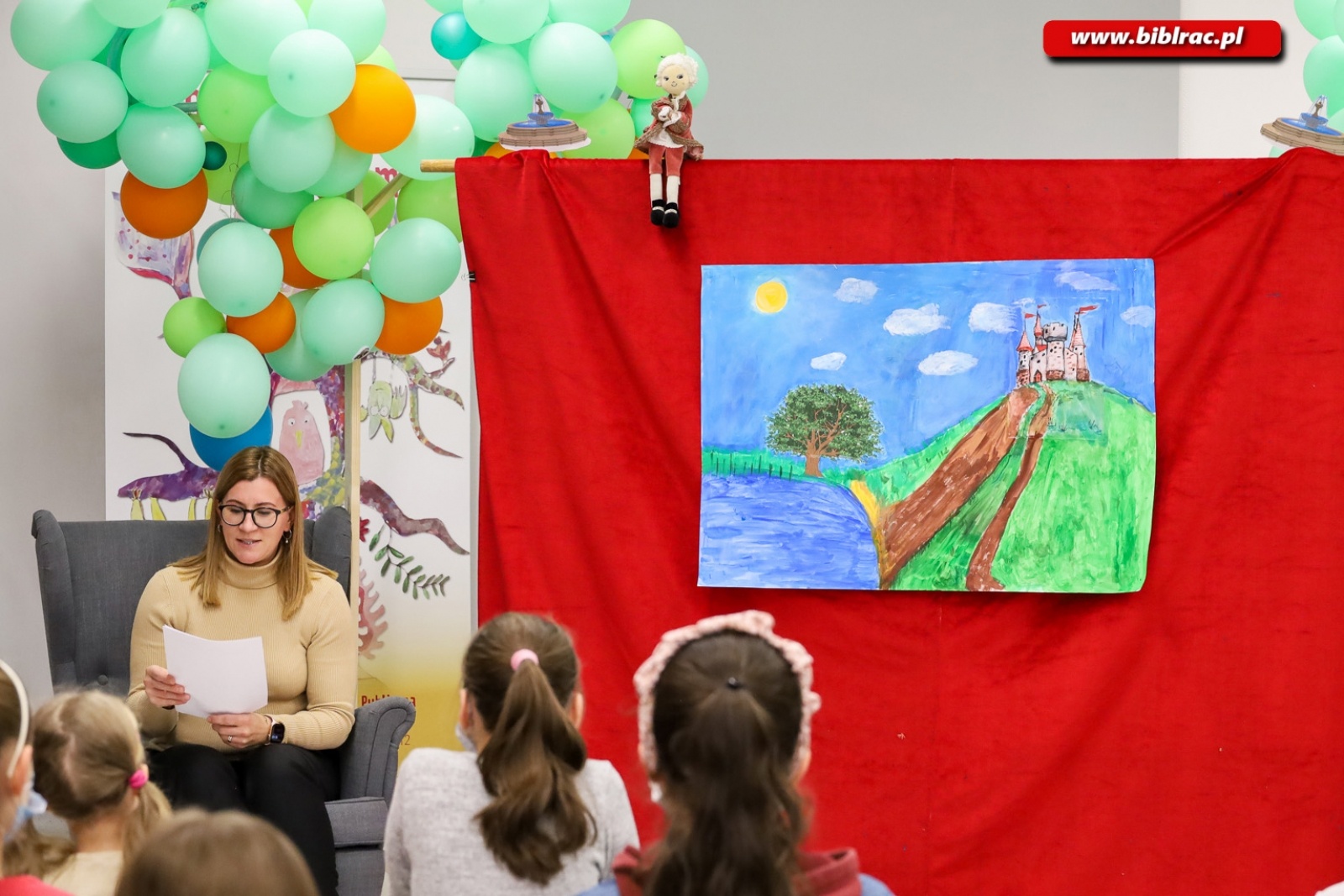 Zdjęcie w galerii na portalu naszraciborz.pl: W raciborskiej bibliotece rozdano nagrody w ogólnopolskim konkursie plastycznym wiadomości z regionu