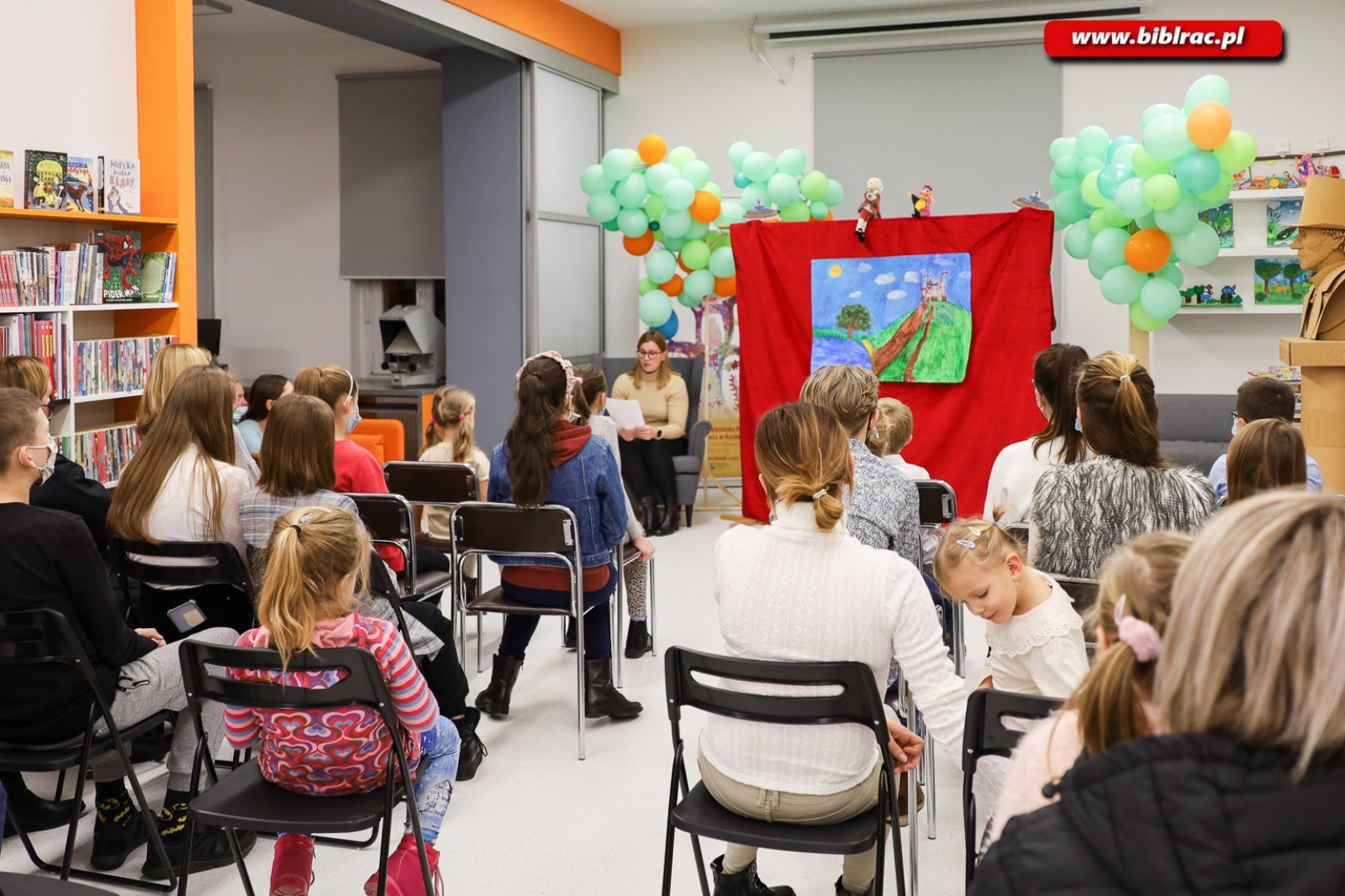 Zdjęcie w galerii na portalu naszraciborz.pl: W raciborskiej bibliotece rozdano nagrody w ogólnopolskim konkursie plastycznym wiadomości z regionu