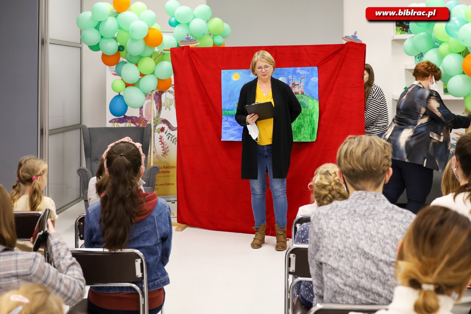 Zdjęcie w galerii na portalu naszraciborz.pl: W raciborskiej bibliotece rozdano nagrody w ogólnopolskim konkursie plastycznym wiadomości z regionu