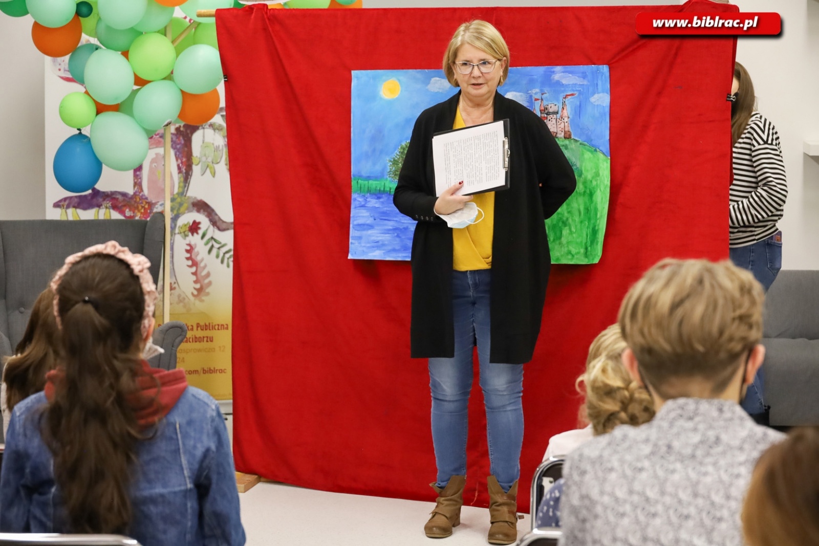 Zdjęcie w galerii na portalu naszraciborz.pl: W raciborskiej bibliotece rozdano nagrody w ogólnopolskim konkursie plastycznym wiadomości z regionu