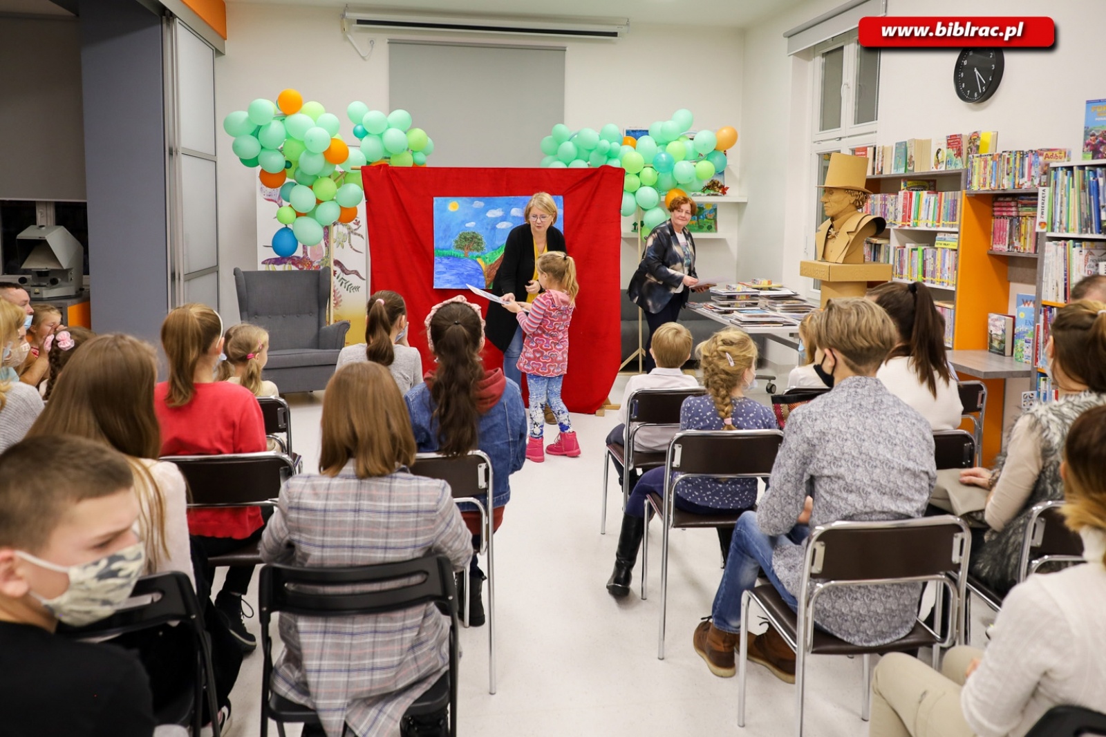 Zdjęcie w galerii na portalu naszraciborz.pl: W raciborskiej bibliotece rozdano nagrody w ogólnopolskim konkursie plastycznym wiadomości z regionu