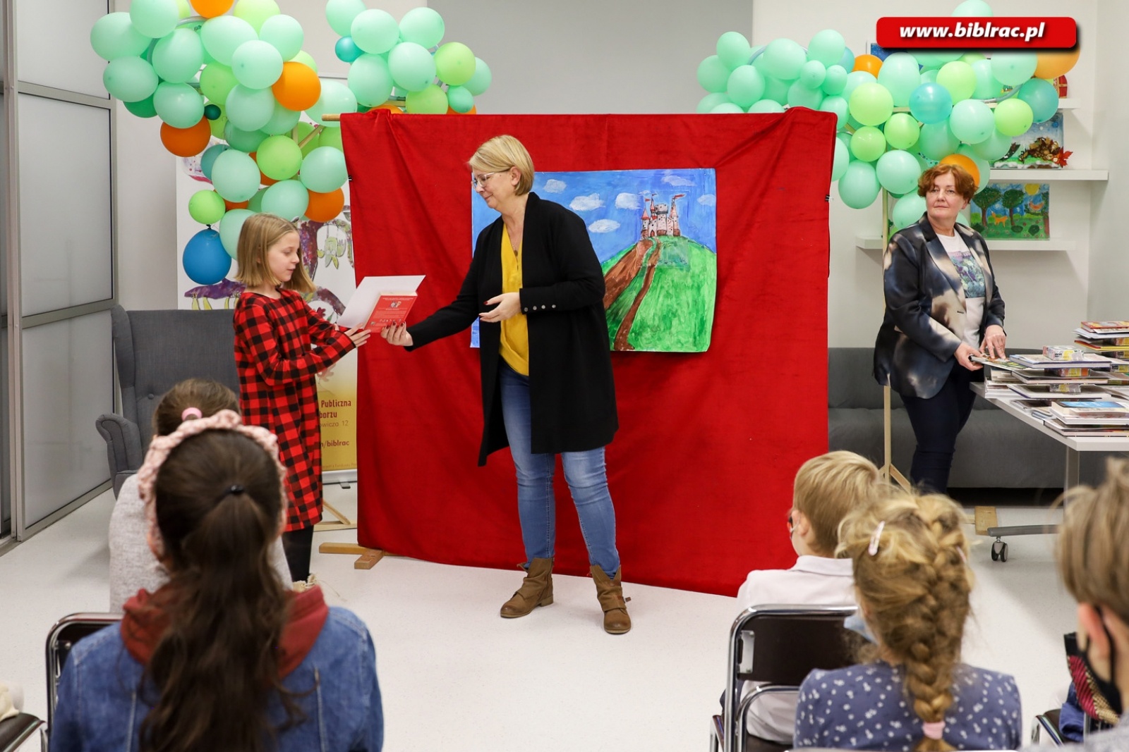 Zdjęcie w galerii na portalu naszraciborz.pl: W raciborskiej bibliotece rozdano nagrody w ogólnopolskim konkursie plastycznym wiadomości z regionu