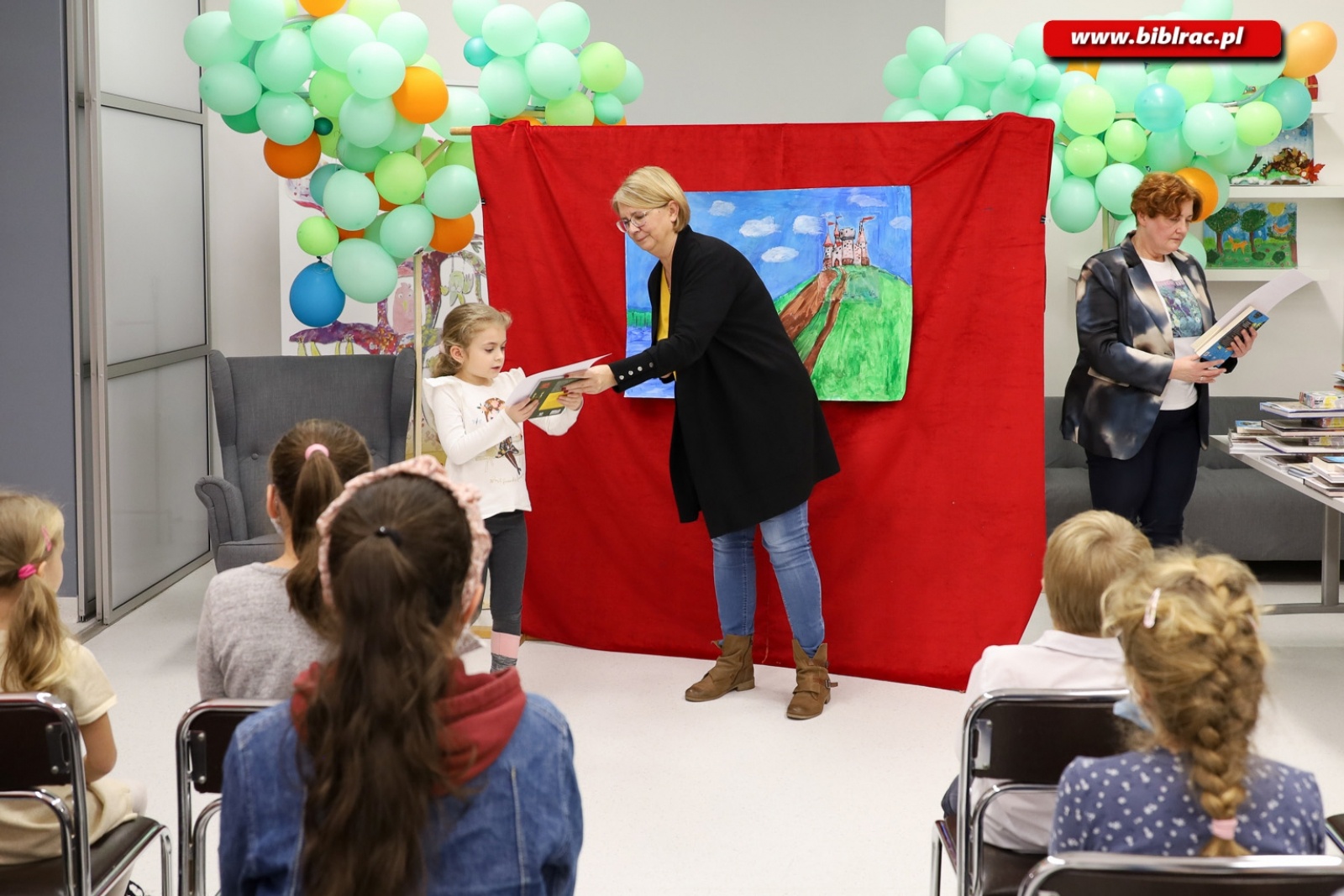 Zdjęcie w galerii na portalu naszraciborz.pl: W raciborskiej bibliotece rozdano nagrody w ogólnopolskim konkursie plastycznym wiadomości z regionu