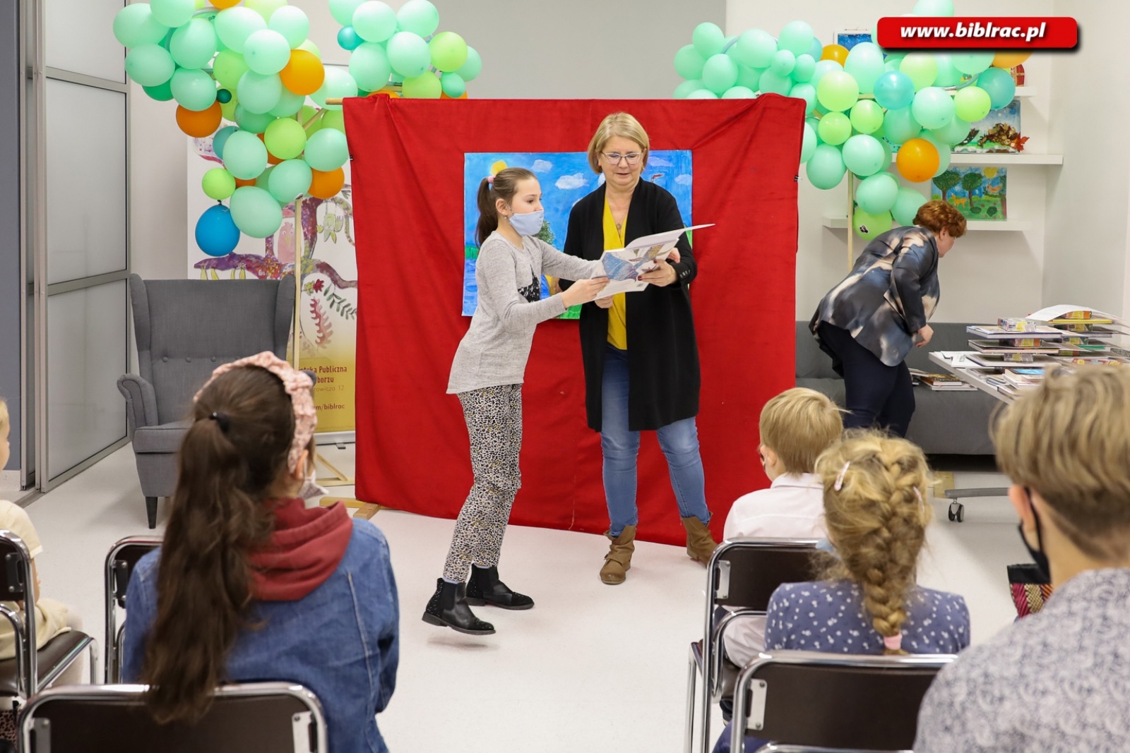 Zdjęcie w galerii na portalu naszraciborz.pl: W raciborskiej bibliotece rozdano nagrody w ogólnopolskim konkursie plastycznym wiadomości z regionu
