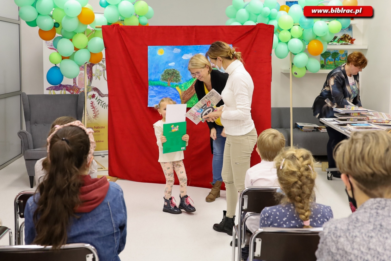 Zdjęcie w galerii na portalu naszraciborz.pl: W raciborskiej bibliotece rozdano nagrody w ogólnopolskim konkursie plastycznym wiadomości z regionu