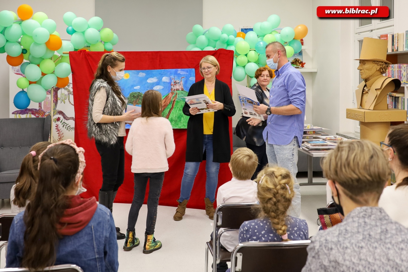 Zdjęcie w galerii na portalu naszraciborz.pl: W raciborskiej bibliotece rozdano nagrody w ogólnopolskim konkursie plastycznym wiadomości z regionu