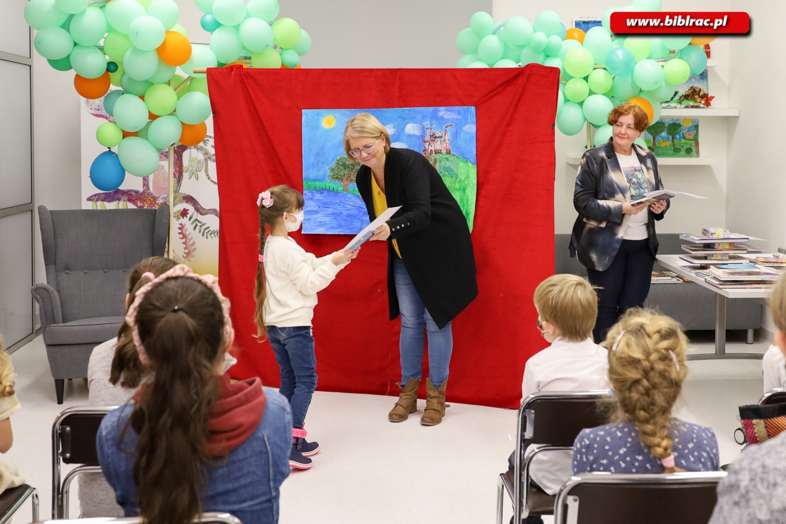Zdjęcie w galerii na portalu naszraciborz.pl: W raciborskiej bibliotece rozdano nagrody w ogólnopolskim konkursie plastycznym wiadomości z regionu