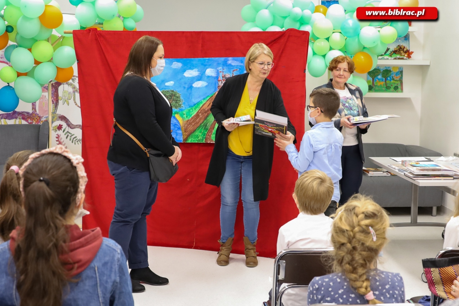 Zdjęcie w galerii na portalu naszraciborz.pl: W raciborskiej bibliotece rozdano nagrody w ogólnopolskim konkursie plastycznym wiadomości z regionu