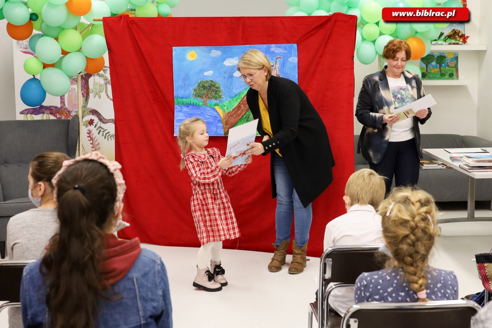Zdjęcie w galerii na portalu naszraciborz.pl: W raciborskiej bibliotece rozdano nagrody w ogólnopolskim konkursie plastycznym wiadomości z regionu