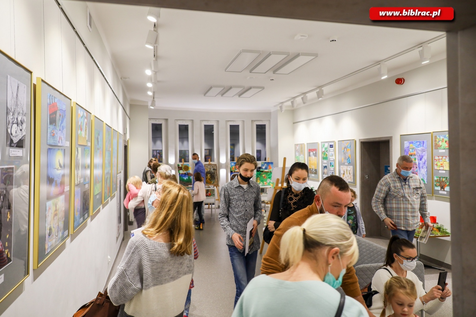 Zdjęcie w galerii na portalu naszraciborz.pl: W raciborskiej bibliotece rozdano nagrody w ogólnopolskim konkursie plastycznym wiadomości z regionu
